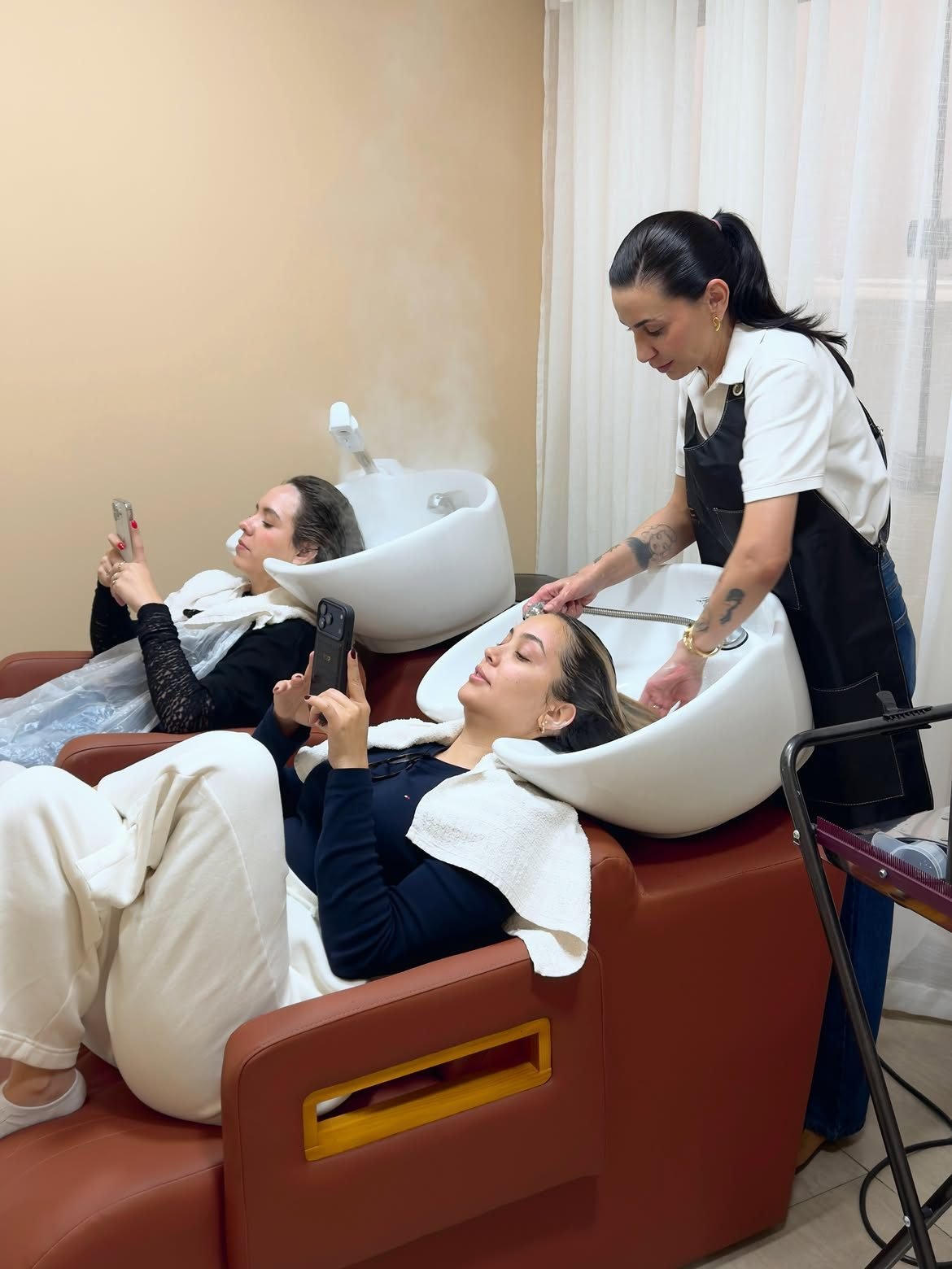 Atendimento no lavatório da Casa Beauty