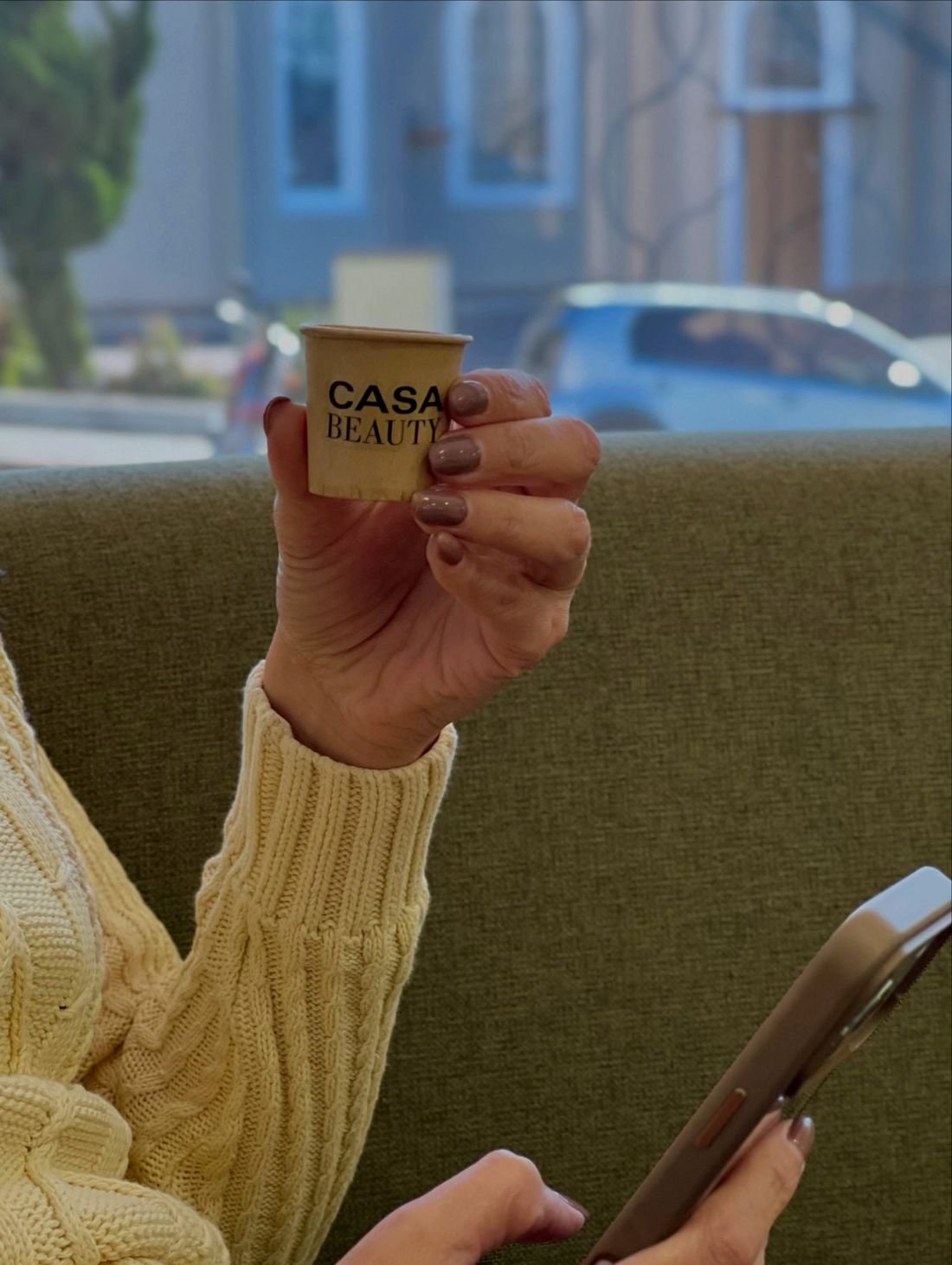 Cafezinho servido no copo da Casa Beauty
